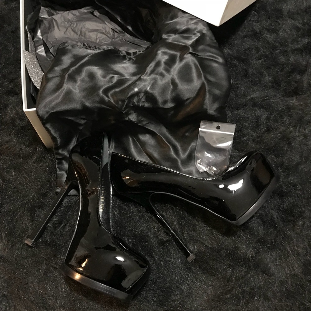 Yves Saint Laurent Black Patent Leather Platform Pumps